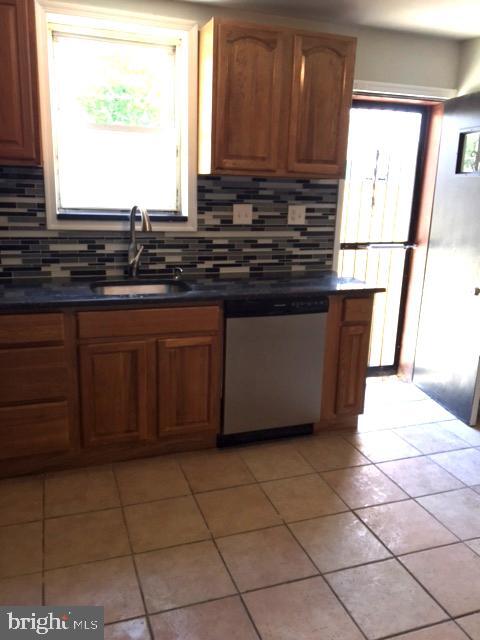 Building Photo - 2445 E Huntingdon St