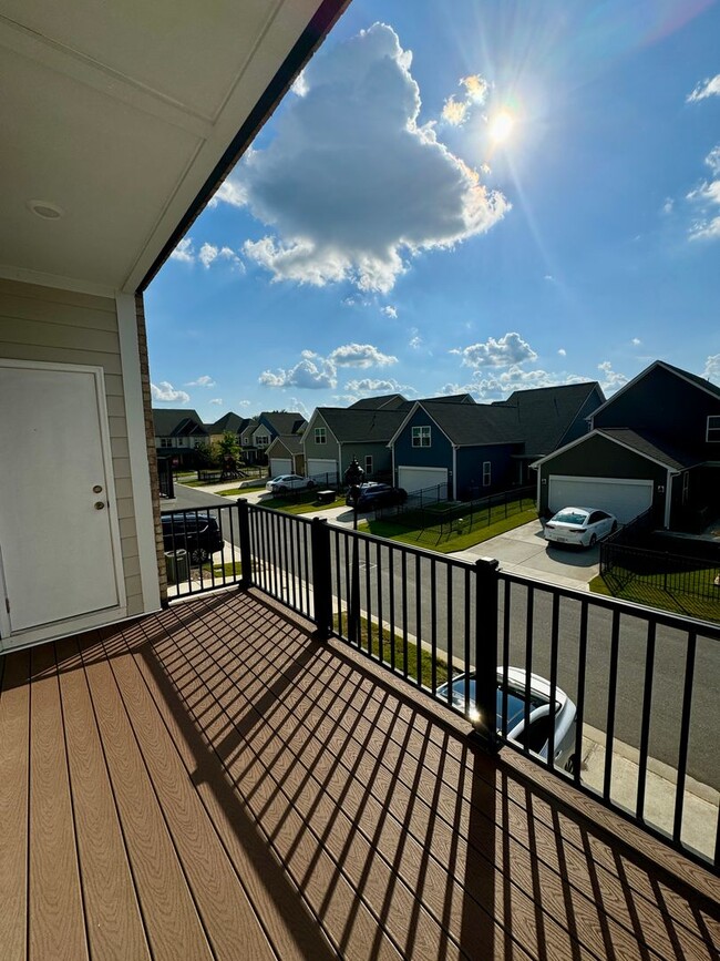 Building Photo - Beautiful 3BR/3.5BA Townhome in Rea Farms