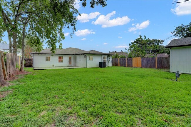Building Photo - 6807 Schiller St
