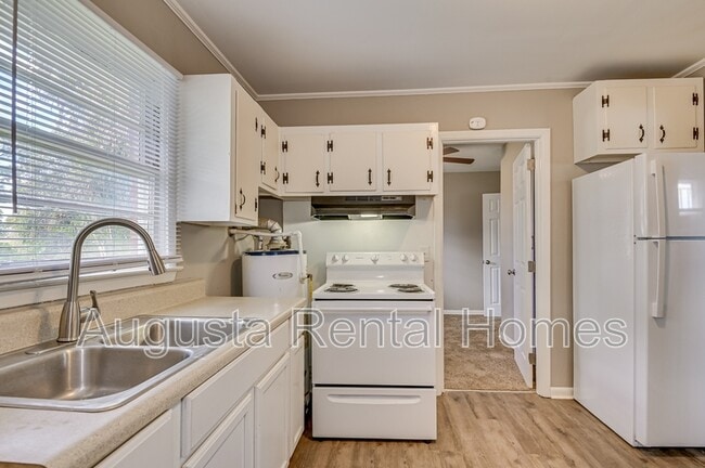 Building Photo - 128 E Hall St