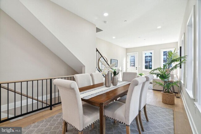 Building Photo - 347 E Gorgas Ln