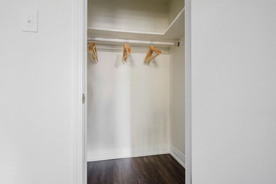 Building Photo - 200 E Chestnut St