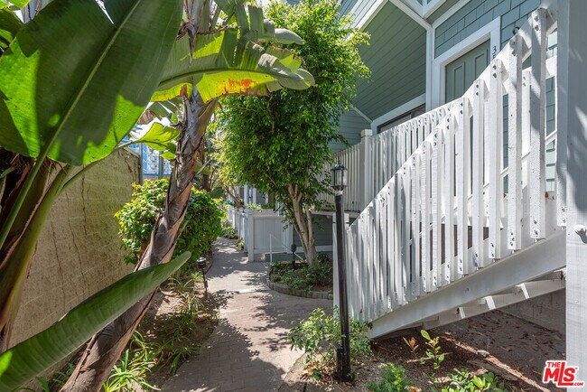 Building Photo - 3516 Vía Dolce