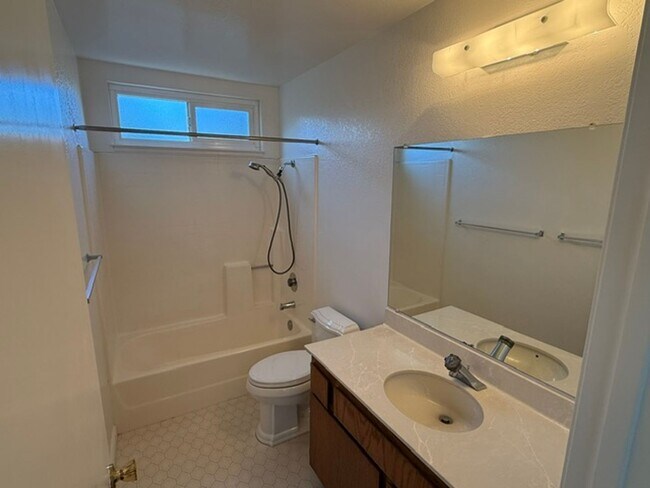 Building Photo - 512 Toyon Pl