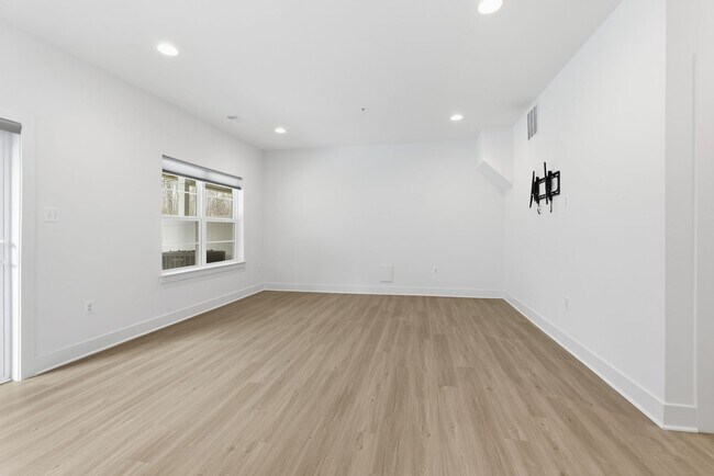 Building Photo - Beautiful 4 BR/4.5 BA EOG Townhome in Laurel!