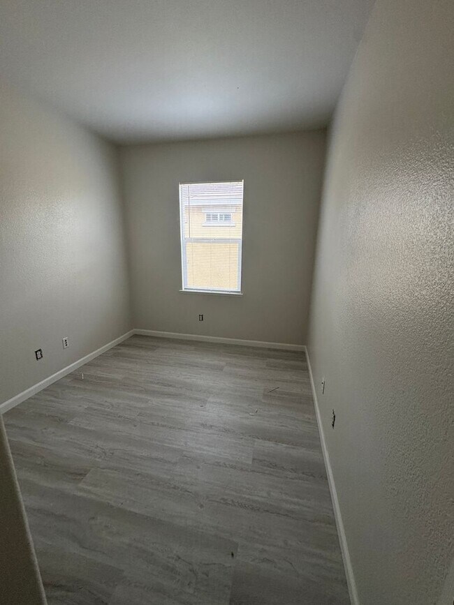 Building Photo - Great 5 bedroom 2.5 bath home in desirable Brentwood neighborhood! Crown molding in living room w...