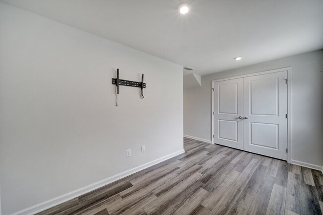 Building Photo - A Lovely 3BR/2.5BTH Transitional Townhome ...