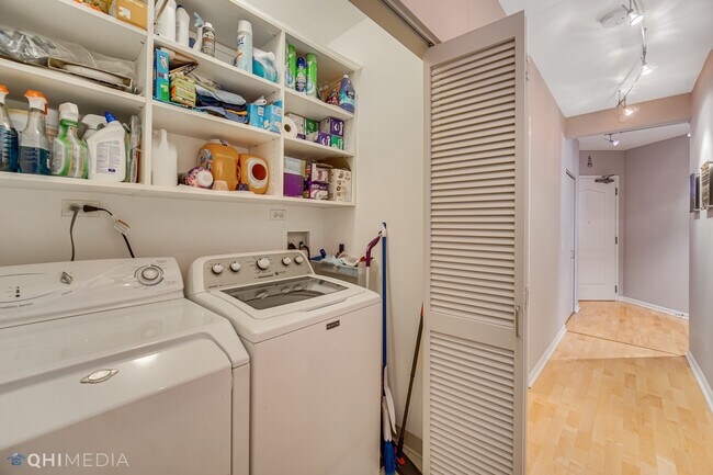 Building Photo - 635 N Dearborn St