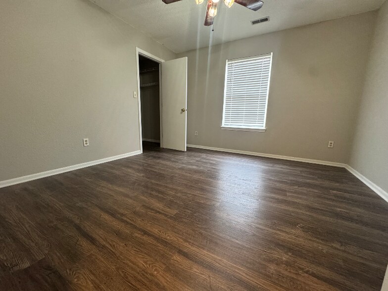 Building Photo - 18030 Sanibel Cir