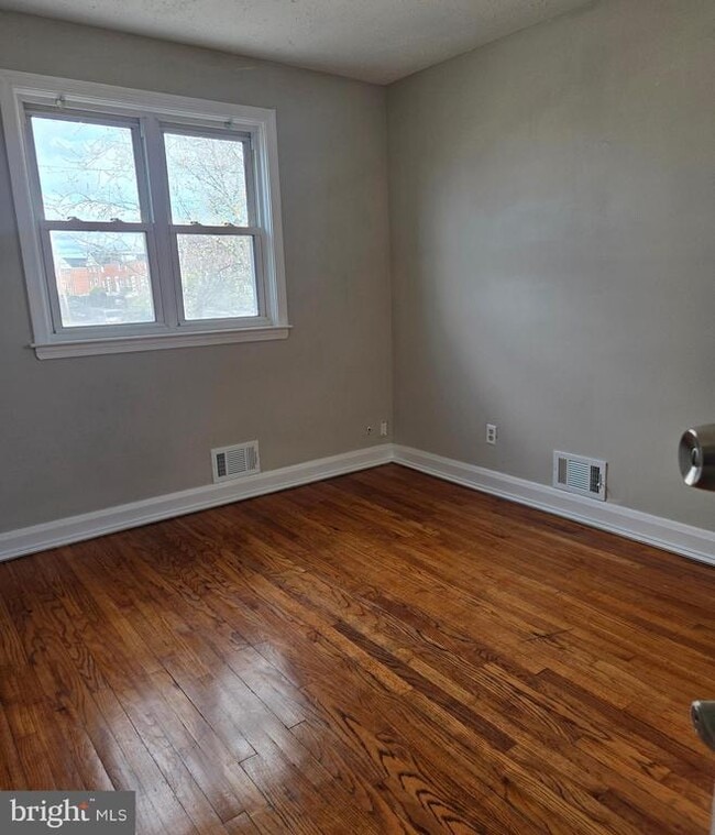 Building Photo - 7801 Hillsway Ave