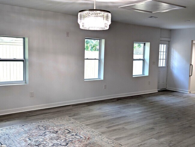 Building Photo - 2115 Oakhurst Cir