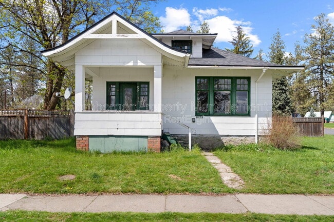 Building Photo - 922 4th St