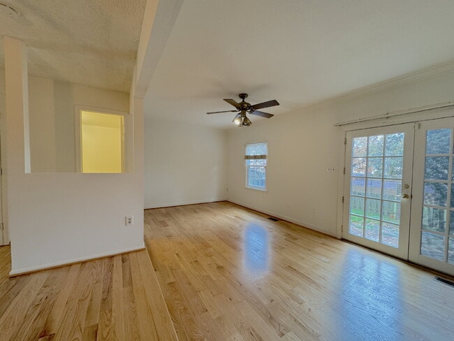 Building Photo - Inviting Townhome with Abundant Space & Co...