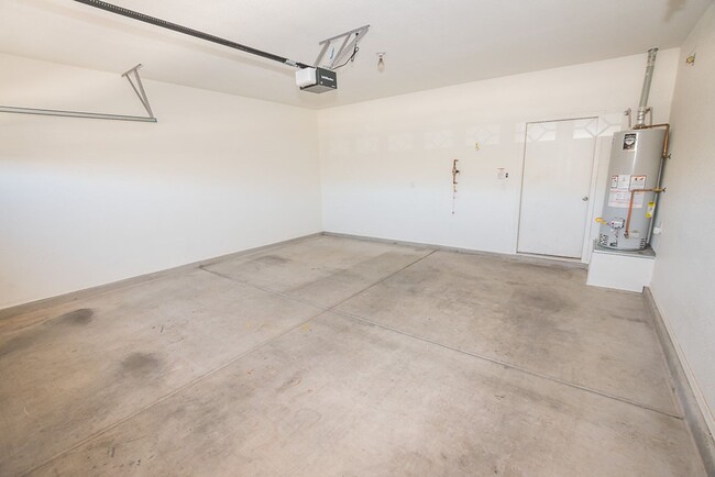 Building Photo - Great Open Floor Plan 3 Bedroom, 2 Bath, Central A/C in Holiday Subdivision!