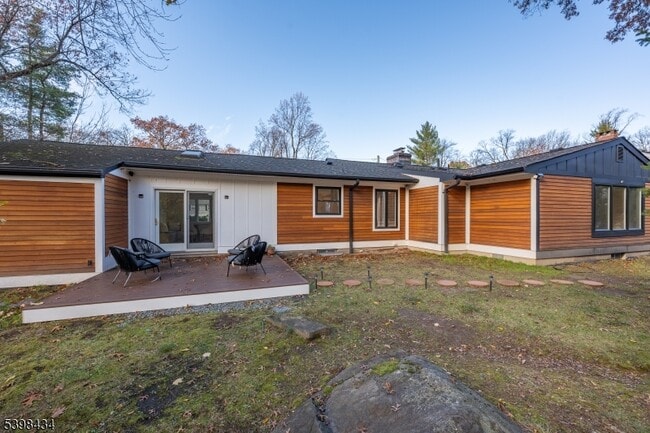 Building Photo - 7 Oak Tree Ln