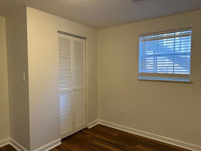 Building Photo - 11105 Lake Hills Dr