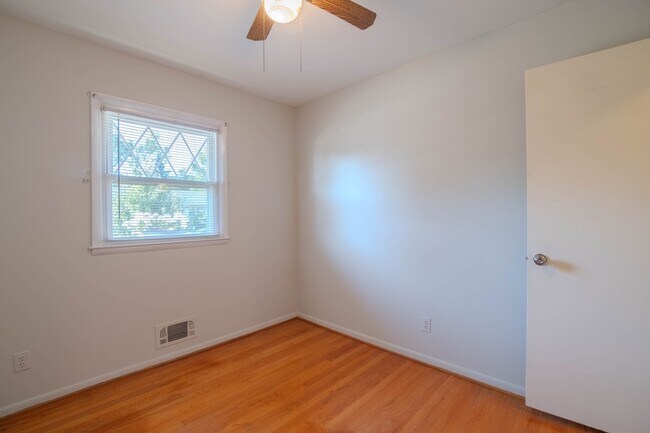 Building Photo - 6 Hammen Ave