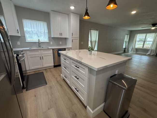 Building Photo - 3 Bedroom 2 Bath In Alachua