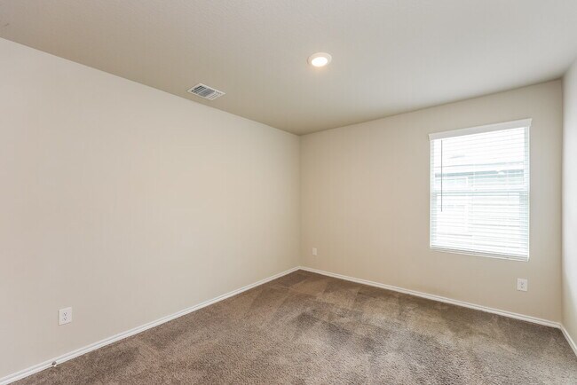 Building Photo - 5715 Leon Pl