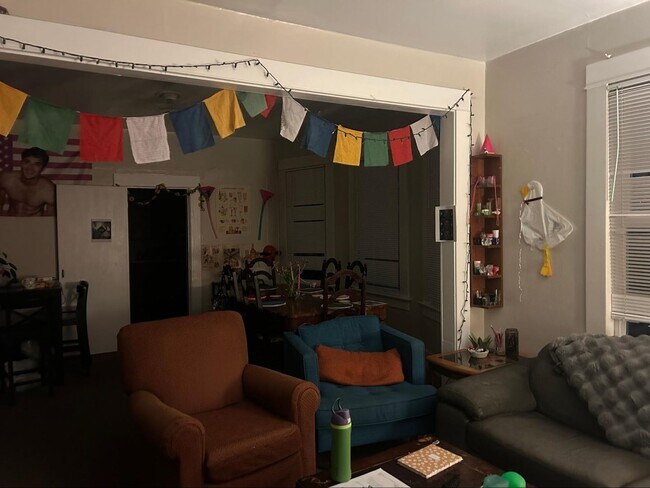 Building Photo - PRELEASE: Spacious 5+ bdrm/2 bath in York Neighborhood