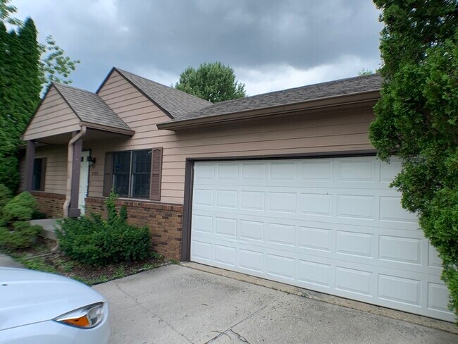 Building Photo - Cute Ranch in Lawrence with a Deck!