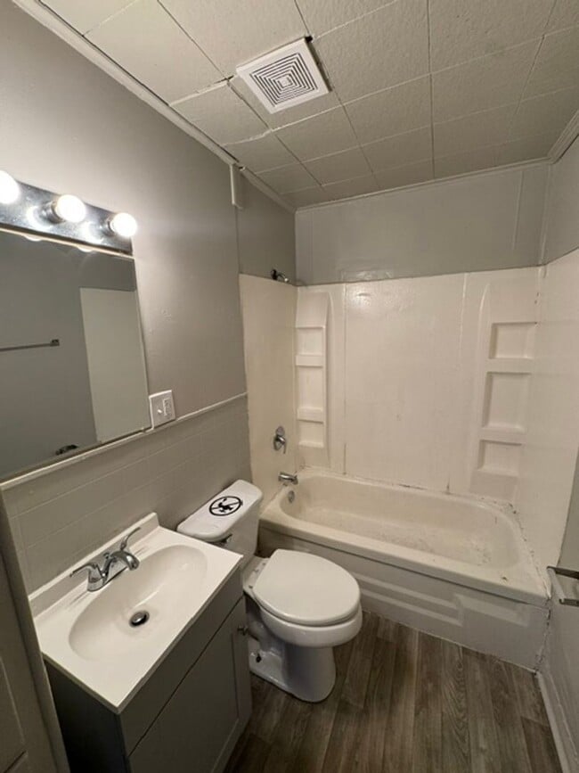 Building Photo - 4129 Robinwood Dr