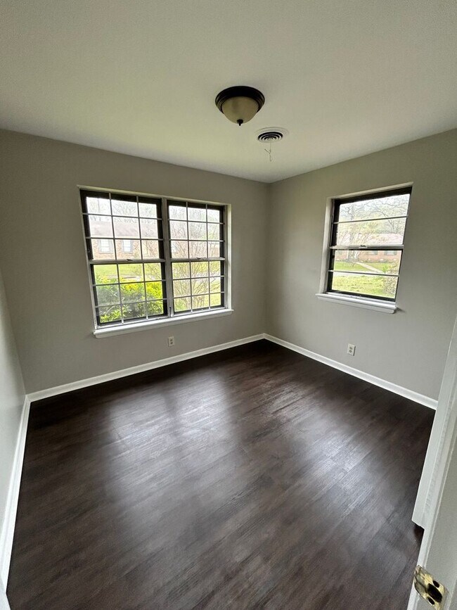 Building Photo - Wonderful on Windy Oaks