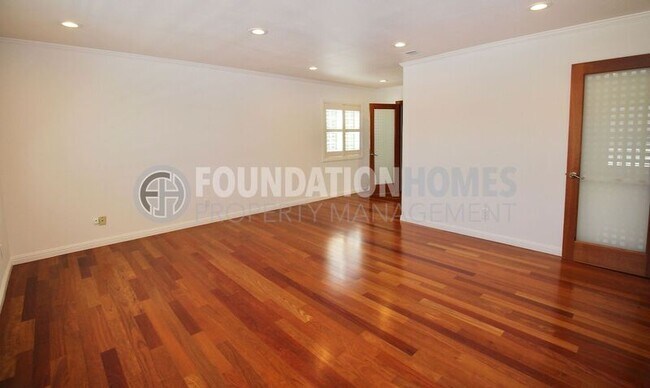 Building Photo - 373 San Luis Way