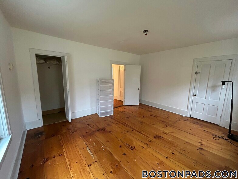 Building Photo - 60 Old Common Rd