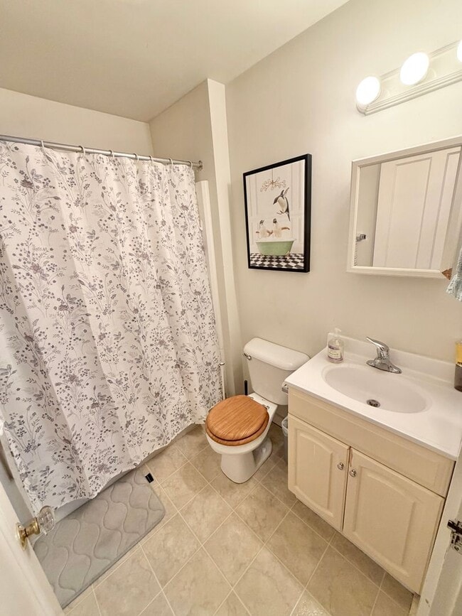 Building Photo - 3 Bedroom Apartment in Burlington VT Available NOW! OFF STREET PARKING, LAUNDRY, HEAT INCLUDED!