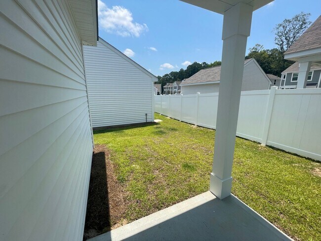 Building Photo - 3 BR Home in River Oaks!