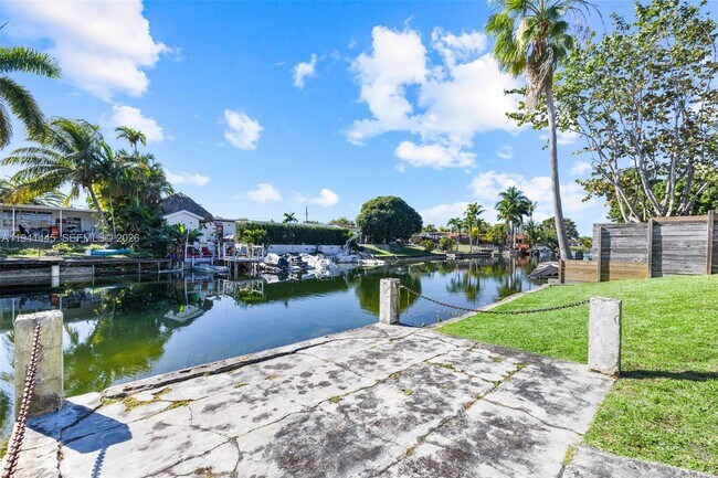 Building Photo - 10750 SW 43rd Ln