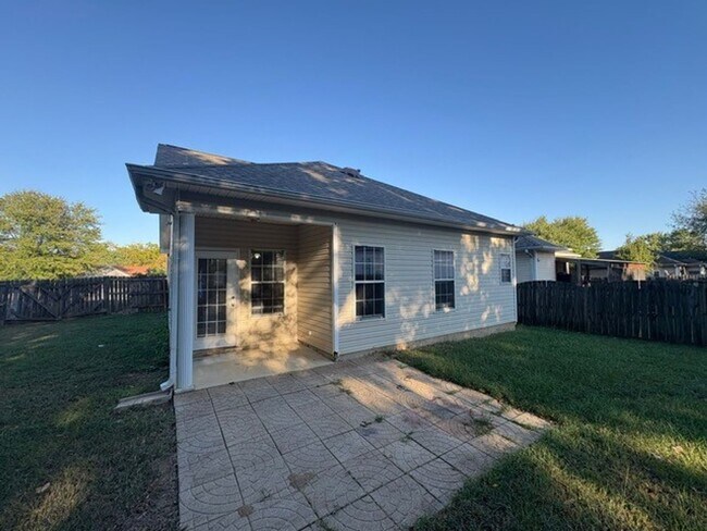 Building Photo - For Rent - 3 Bedroom, 2 Bathroom home in P...