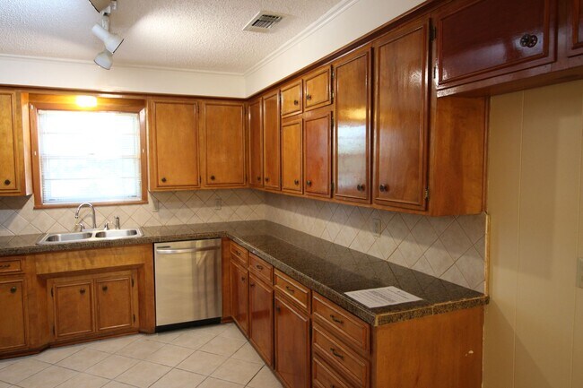 Building Photo - 1536 Crockett Dr