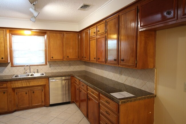 Building Photo - Beautiful 3 bedroom 2 bath in Tyler!