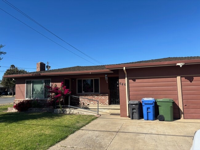 Building Photo - 646 Center St