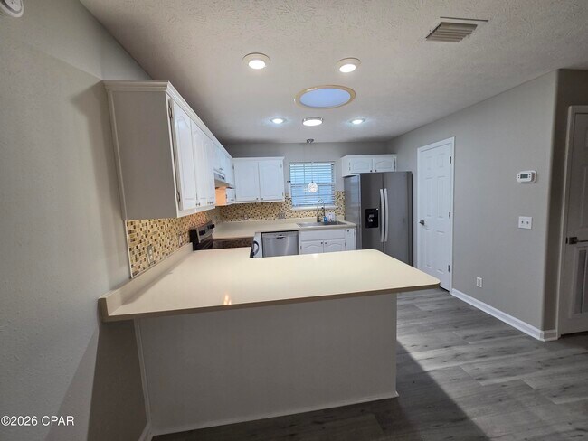 Building Photo - 5810 Sunset Ave