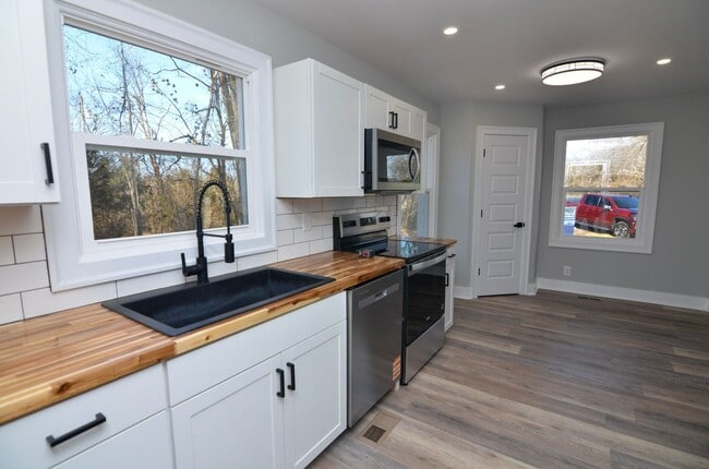 Building Photo - 2506 Halls Hill Pike