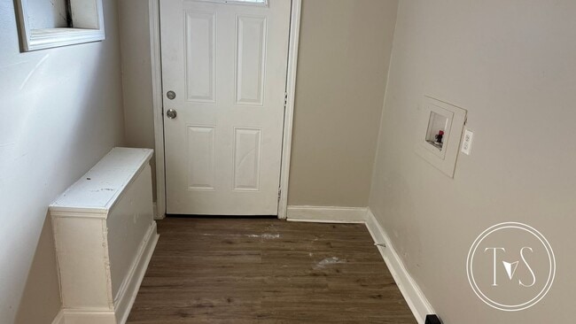 Building Photo - RATE DROP ALERT! (was $1600/month) and WINTER MOVE-IN SPECIAL: $750 OFF 1st MONTH'S RENT!**