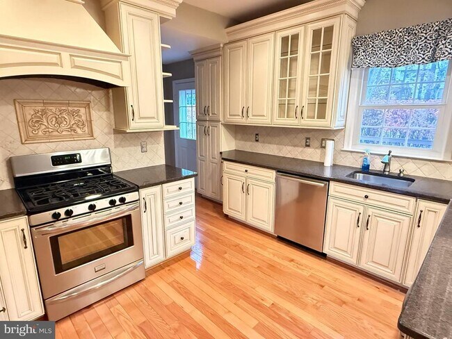 Building Photo - 15292 Surrey House Way