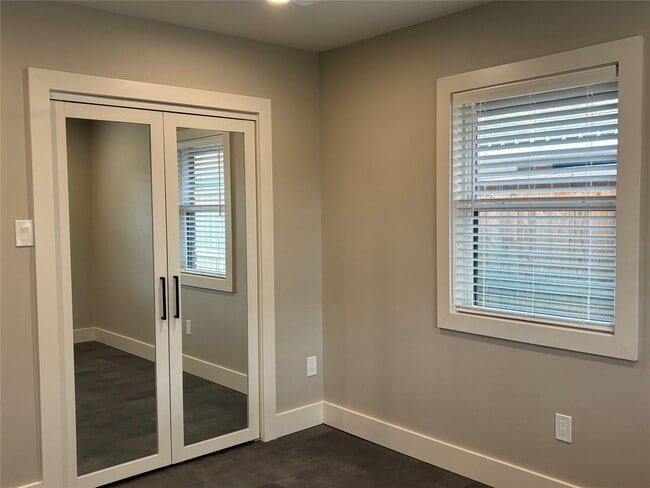 Building Photo - 2223 Hialeah Dr