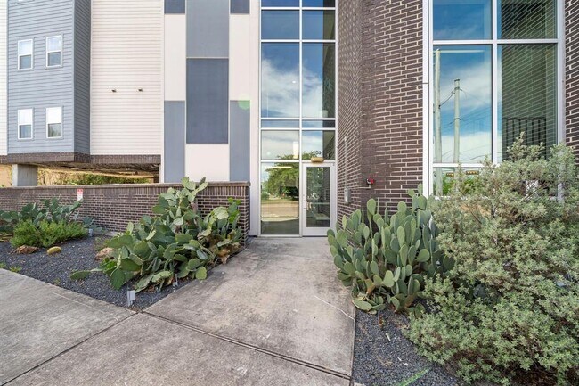 Building Photo - 1011 Studemont St