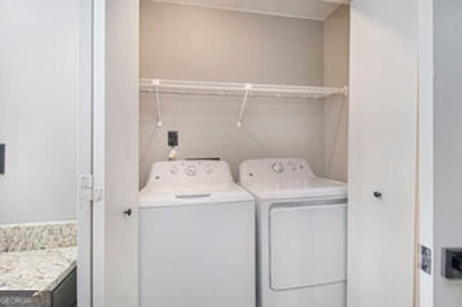 Building Photo - Like New! 2 bedroom 2 bathroom end unit co...