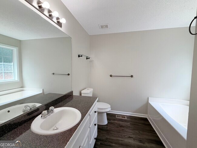 Building Photo - 11 Woodvine Ct