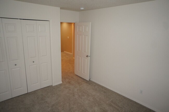 Building Photo - 4 bedroom Orenco Garden pet friendly house