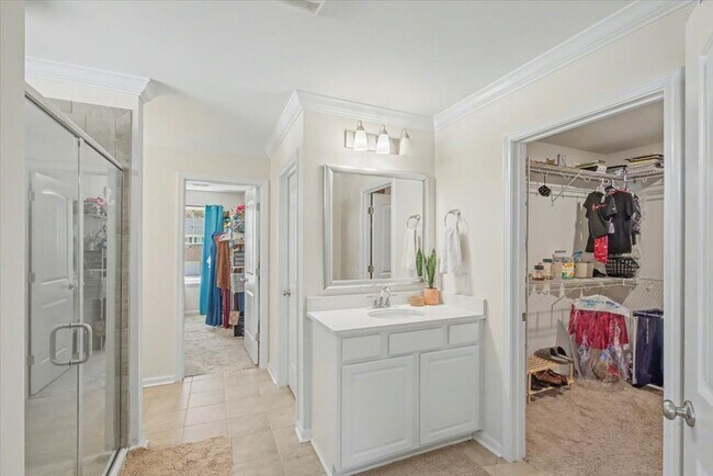 Building Photo - Stunning 5 Bed/3.5 Bath Home in Buckhead East