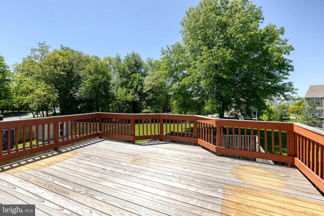 Building Photo - 6 Sandview Ct