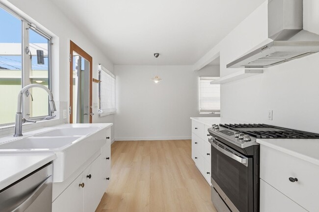 Building Photo - Amazing Del Rey House Available