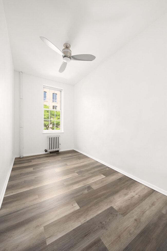 Building Photo - 426 W 22nd St