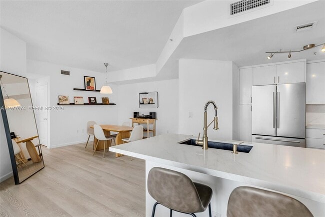 Building Photo - 7910 Harbor Island Dr